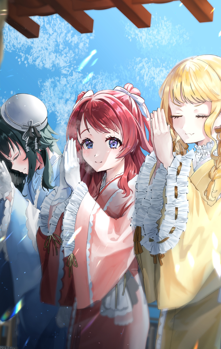 3girls, absurdres, blonde_hair, blue_kimono, blush, closed_eyes, fang, frilled_sleeves, frills, fujita_kotone, gakuen_idolmaster, gloves, green_hair, grey_hat, hanami_saki, hat, hatsumoude, highres, idolmaster, japanese_clothes, kimono, long_sleeves, looking_at_viewer, multiple_girls, new_year, outdoors, own_hands_together, palms_together, pink_kimono, po_musubi, re;iris_(idolmaster), red_hair, skin_fang, smile, tilted_headwear, tsukimura_temari, white_gloves, yellow_kimono