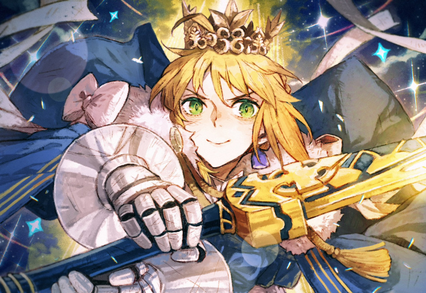 1girl, armor, artoria_pendragon_(fate), blonde_hair, cape, commentary_request, crown, fate/grand_order, fate_(series), fur-trimmed_cape, fur_trim, gauntlets, green_eyes, highres, holding, holding_sword, holding_weapon, looking_at_viewer, lord_logres_(fate), natori_re, smile, solo, sword, upper_body, weapon