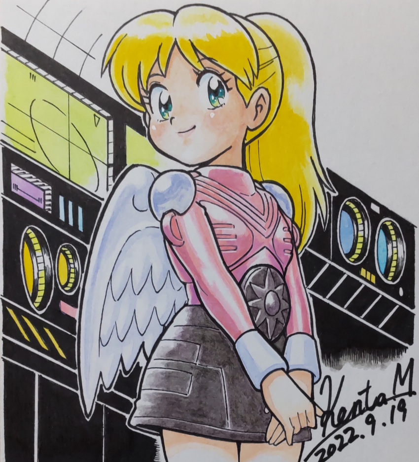 1girl, ai_(microman), ai_(microman)_(cosplay), alternate_hair_color, armor, armored_skirt, black_armor, blonde_hair, closed_mouth, commentary, computer, cosplay, cowboy_shot, dated, feathered_wings, genji_tsuushin_agedama, green_eyes, heike_ibuki, highres, long_hair, looking_at_viewer, microman, mizutani_kenta, own_hands_together, pink_armor, ponytail, sideways_glance, signature, smile, solo, traditional_media, turning_head, two-tone_armor, v_arms, white_wings, wings