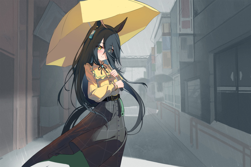 1girl, ahoge, animal_ears, belt, black_belt, black_hair, black_ribbon, black_skirt, blush, closed_mouth, dev_grater, ear_tag, earrings, frilled_shirt, frills, hair_between_eyes, highres, holding, holding_umbrella, horse_ears, horse_girl, horse_tail, jewelry, long_bangs, long_hair, long_hair_between_eyes, long_sleeves, looking_at_viewer, manhattan_cafe_(casual)_(umamusume), manhattan_cafe_(umamusume), multicolored_hair, neck_ribbon, ribbon, shirt, single_earring, skirt, smile, solo, tail, umamusume, umbrella, white_hair, yellow_eyes, yellow_shirt