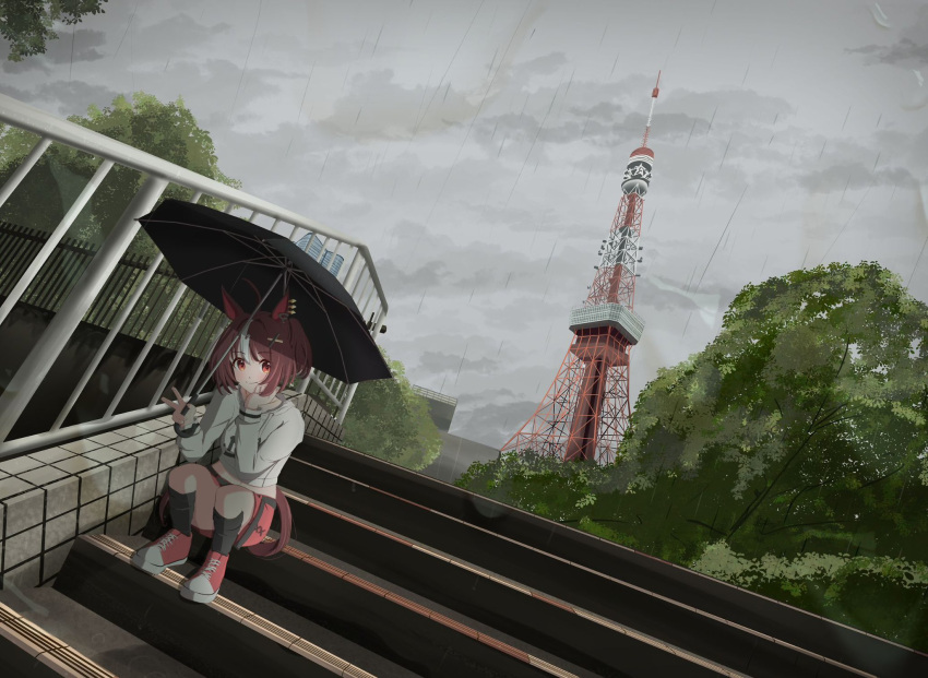 1girl, ahoge, animal_ears, black_socks, black_umbrella, brown_hair, casual, closed_mouth, commentary_request, eakon_7bit, gran_alegria_(casual)_(umamusume), gran_alegria_(umamusume), grey_sky, hair_ornament, hand_on_own_face, head_rest, highres, holding, holding_umbrella, hood, hoodie, horse_ears, horse_girl, kneehighs, looking_at_viewer, official_alternate_costume, outdoors, overcast, pink_skirt, print_hoodie, railing, rain, real_world_location, scenery, short_hair, sitting, sitting_on_stairs, skirt, sky, smile, socks, solo, stairs, tokyo_(city), tokyo_tower, tower, tree, umamusume, umbrella, under_umbrella, v, white_hoodie, white_streaks, x_hair_ornament