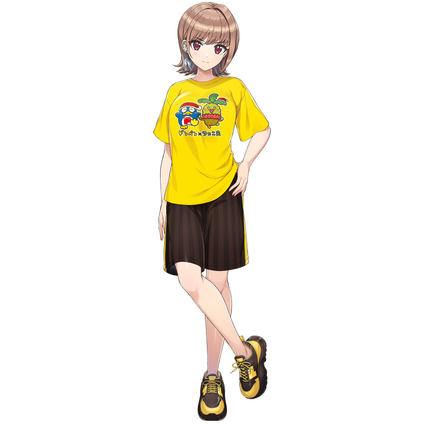 1girl, black_shorts, breasts, brown_hair, closed_mouth, dolphin_wave, don_quijote_(store), donpen, earrings, feather_earrings, feathers, full_body, game_cg, hand_on_own_hip, highres, jewelry, kamie_tsugumi, large_breasts, looking_at_viewer, medium_hair, non-web_source, official_art, ootomo_takuji, phenix_phenio, print_shirt, red_eyes, shirt, shoes, shorts, single_earring, single_hair_intake, smile, sneakers, solo, standing, t-shirt, transparent_background, yellow_shirt