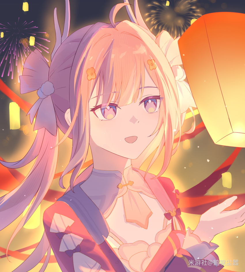1girl, absurdres, aerial_fireworks, ahoge, animal-shaped_pupils, bear-shaped_pupils, breasts, chinese_commentary, commentary_request, fireworks, he_li_chenxiao, highres, honkai_(series), honkai_impact_3rd, lantern, long_hair, night, paper_lantern, pink_hair, red_shirt, shirt, sky_lantern, small_breasts, smile, solo, upper_body, very_long_hair, violet_eyes, youyun