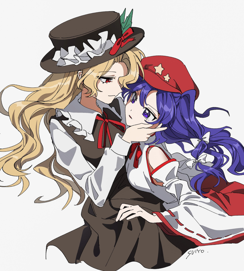 2girls, absurdres, blonde_hair, breasts, brown_dress, brown_hat, closed_mouth, collared_shirt, detached_sleeves, dolls_in_pseudo_paradise, dress, fedora, flower, frilled_hat, frills, hair_ribbon, happy, hat, hat_flower, hat_ornament, hat_ribbon, highres, jacket_girl_(dipp), label_girl_(dipp), long_hair, long_sleeves, mandarin_collar, multiple_girls, neck_ribbon, parted_lips, purple_hair, red_eyes, red_hat, red_ribbon, red_skirt, ribbon, ribbon-trimmed_sleeves, ribbon_trim, shirt, side_ponytail, simple_background, skirt, small_breasts, smile, star_(symbol), star_hat_ornament, touhou, uehara_suiyo, upper_body, very_long_hair, violet_eyes, white_background, white_ribbon, white_shirt, wide_sleeves