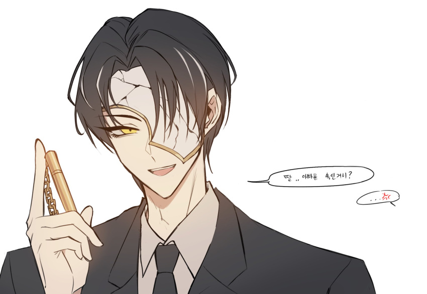 ..., 1boy, anger_vein, black_hair, black_necktie, black_suit, collared_shirt, commentary_request, cracked_mask, eyelashes, highres, holding, holding_pen, korean_commentary, korean_text, limbus_company, limerice_0, male_focus, necktie, open_mouth, pen, project_moon, rien_(project_moon), shirt, short_hair, smile, solo, speech_bubble, spoken_anger_vein, spoken_ellipsis, standing, suit, teeth, translation_request, upper_teeth_only, white_shirt, yellow_eyes