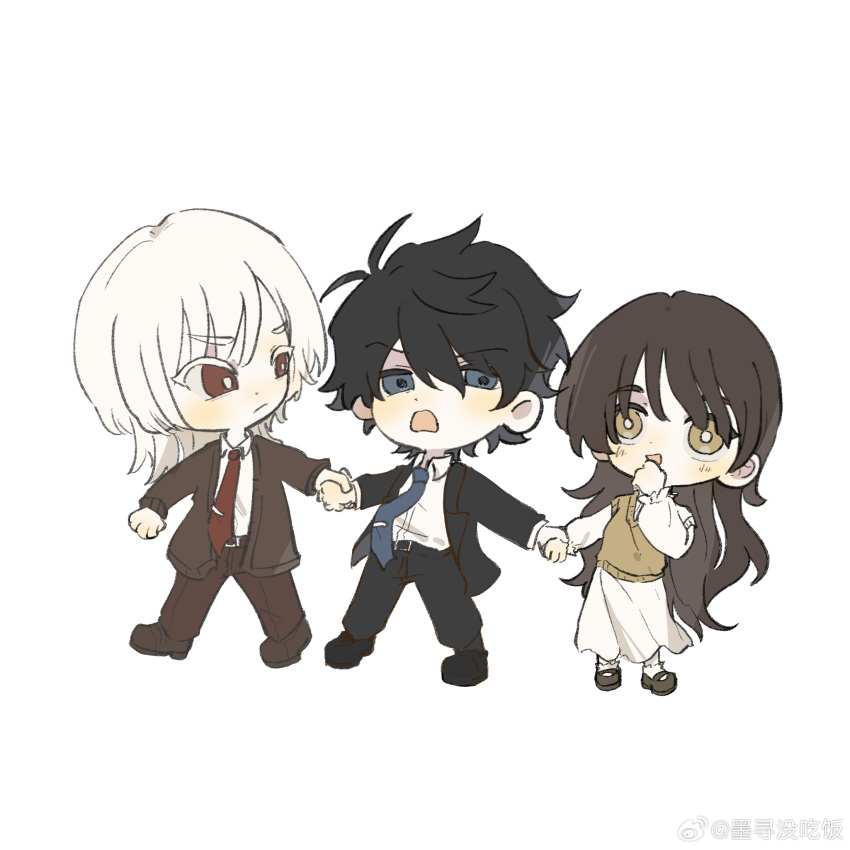 1girl, 2boys, akinashi_haru, annoyed, black_hair, blackseek, blue_eyes, brown_hair, chibi, chinese_commentary, clenched_hand, commentary_request, full_body, happy, highres, holding_hands, legs_apart, multiple_boys, red_eyes, saihate_eki, simple_background, standing, tatsunami_shion, tenjiku_aoi, v-shaped_eyebrows, white_background, white_hair, yellow_eyes