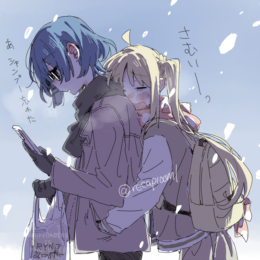 2girls, alternate_costume, blonde_hair, blue_hair, blush, bocchi_the_rock!, commentary_request, hands_in_another's_pockets, holding, holding_phone, hug, hug_from_behind, ijichi_nijika, looking_at_phone, multiple_girls, phone, ree_(re-19), scarf, short_hair, side_ponytail, snowing, tagme, translation_request, twitter_username, winter_clothes, yoroizuka_mizore, yuri