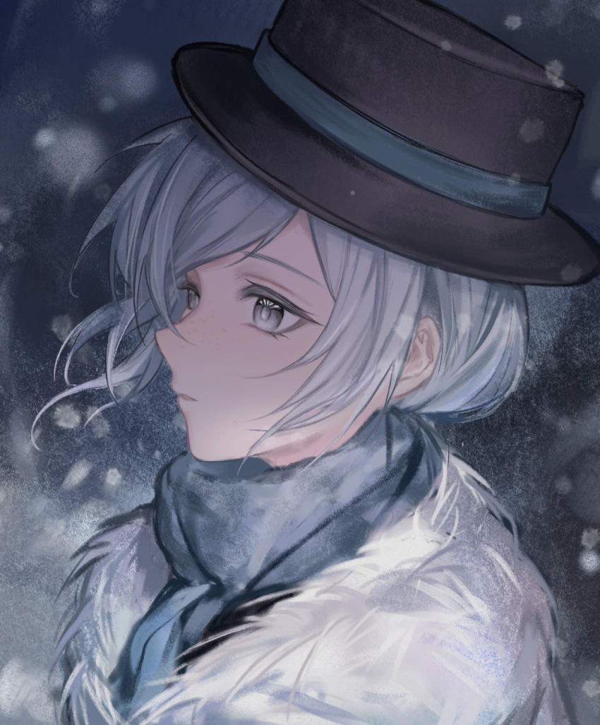 1girl, black_hat, blue_background, blue_scarf, boater_hat, chinese_commentary, coat, commentary_request, from_side, fur-trimmed_coat, fur_trim, grey_eyes, grey_hair, hat, highres, official_alternate_costume, portrait, profile, que_(quebai83301), reverse:1999, scarf, short_hair, snowing, solo, vertin_(reverse:1999), vertin_(winter)_(reverse:1999)