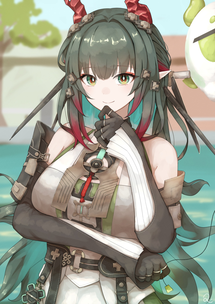 1girl, absurdres, arknights, arknights:_endfield, arm_under_breasts, bare_shoulders, black_gloves, breasts, colored_inner_hair, commentary_request, detached_sleeves, dragon_girl, dragon_horns, eastern_dragon_horns, eyeshadow, gloves, gradient_hair, green_eyes, green_hair, highres, horns, large_breasts, long_hair, looking_at_viewer, makeup, multicolored_hair, pointy_ears, pon2023, red_eyeshadow, red_hair, red_horns, smile, solo, upper_body, zhuang_fangyi_(arknights)