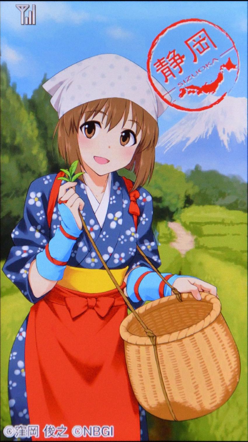 1girl, apron, basket, blue_kimono, brown_eyes, brown_hair, copyright_notice, day, hagiwara_yukiho, headscarf, highres, holding, holding_basket, idolmaster, idolmaster_(classic), idolmaster_mobile, inou_shin, japanese_clothes, kimono, looking_at_viewer, mountain, official_art, open_mouth, outdoors, red_apron, rice_paddy, sash, shizuoka_prefecture, short_hair, smile, solo, standing, third-party_source, white_headscarf, yellow_sash