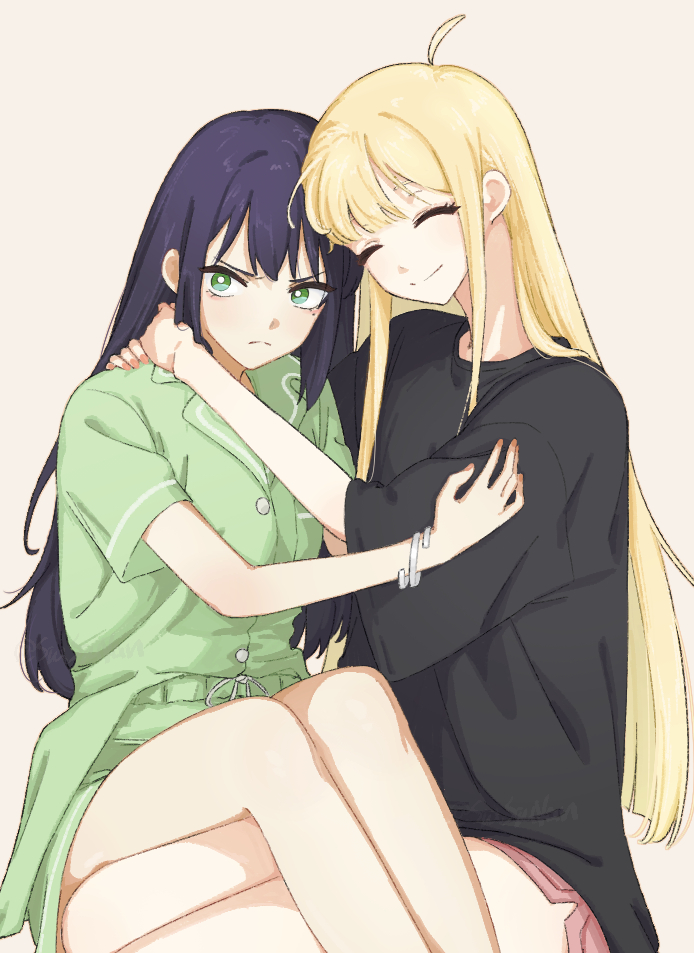 2girls, ahoge, black_hair, black_shirt, blonde_hair, bracelet, cho_kaguya-hime!, closed_eyes