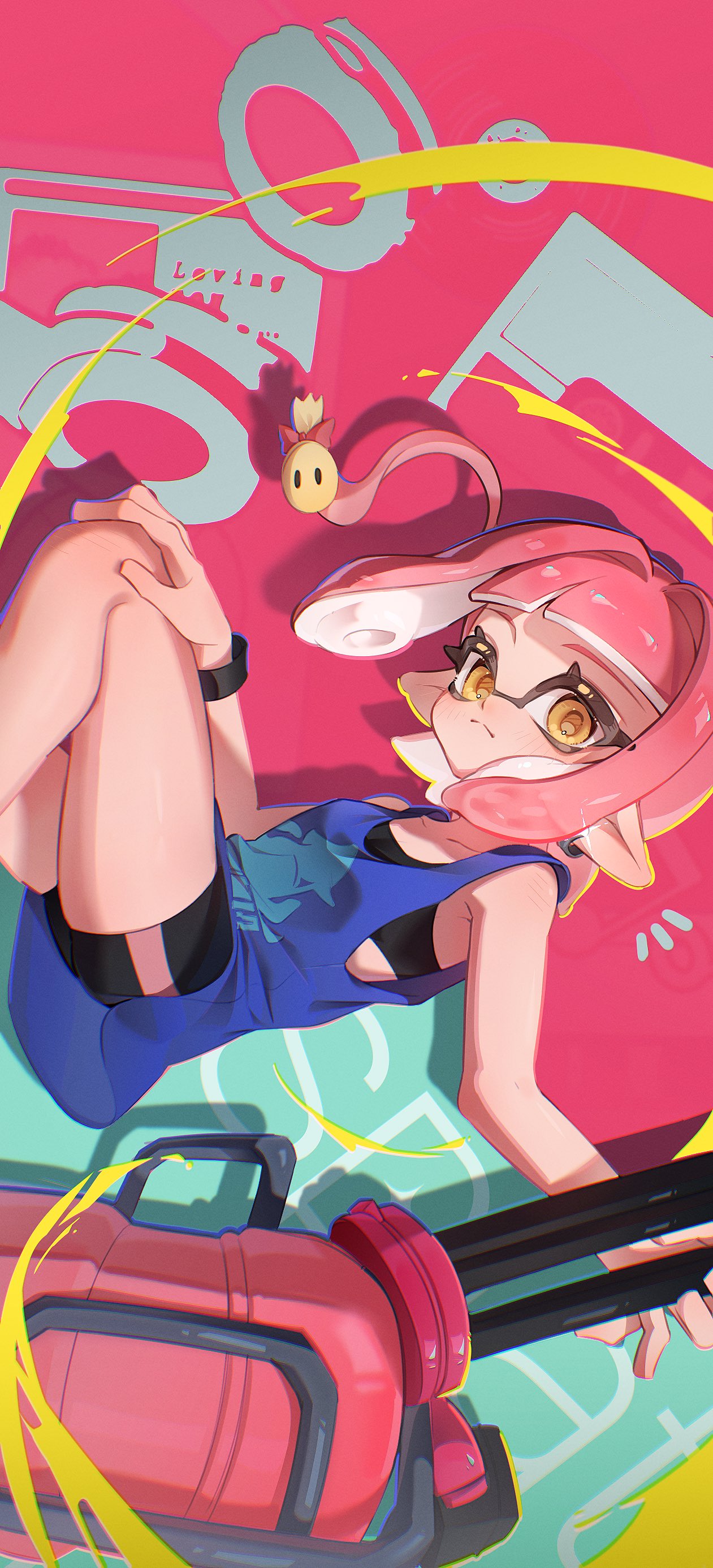 1girl, absurdres, bike_shorts, blue_shirt, chu_u0spl, closed_mouth, commentary, crop_top, eyelashes, heavy_splatling_(splatoon), highres, inkling, inkling_girl, inkling_player_character, medium_hair, pink_background, pink_hair, pointy_ears, print_shirt, shirt, solo, splatoon_(series), tentacle_hair, untranslatable_commentary, yellow_eyes, yellow_pupils