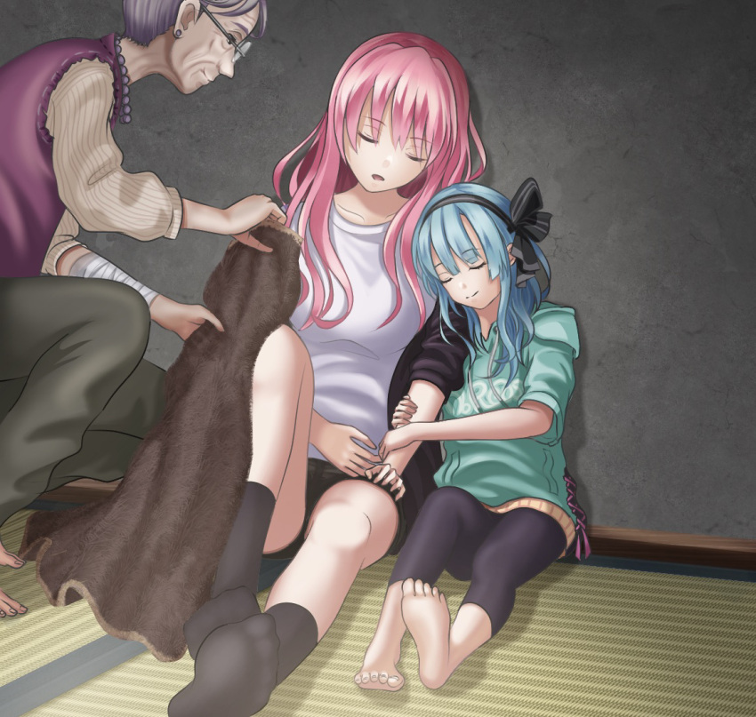 3girls, aikawa_megumi, akagi_rumi, aqua_hoodie, arm_hug, bandaged_arm, bandages, barefoot
