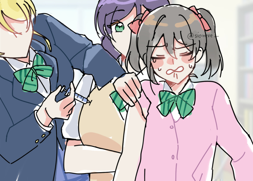 3girls, ayase_eli, black_hair, blonde_hair, blue_jacket, blue_skirt, blurry, blurry_background