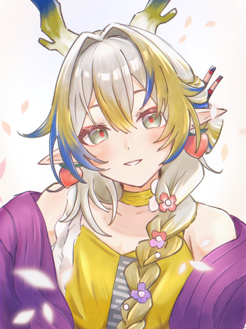 1girl, absurdres, arknights, bare_shoulders, blonde_hair, blue_hair, blush, braid, camisole, chikuwaneko, choker, commentary, dragon_girl, dragon_horns, earrings, falling_petals, flower, green_eyes, grey_hair, grin, hair_flower, hair_ornament, highres, horns, jacket, jewelry, long_hair, looking_at_viewer, off_shoulder, official_alternate_costume, petals, pointy_ears, purple_jacket, red_pupils, shu_(arknights), shu_(spring_feast)_(arknights), smile, solo, split_mouth, upper_body, yellow_choker