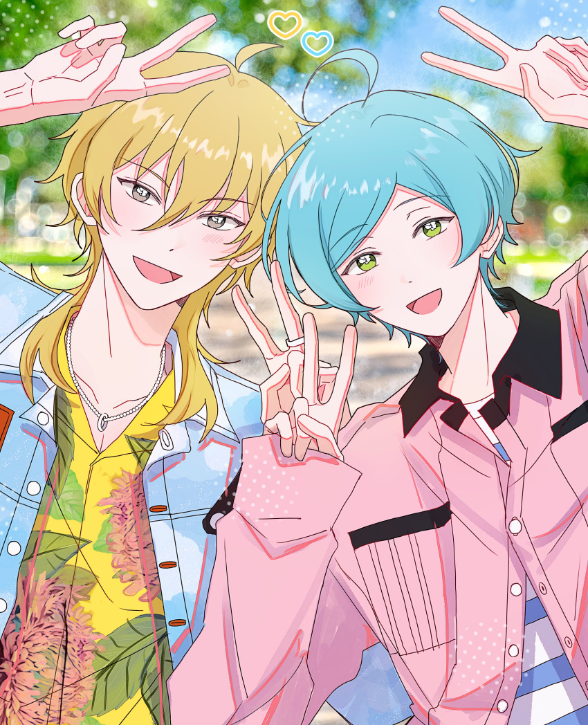 2boys, :d, absurdres, ahoge, aqua_hair, arm_up, blonde_hair, blue_jacket, blue_shirt, blurry, blurry_background, bokeh, brown_eyes, commentary_request, contrast, contrast_collar, depth_of_field, double_v, ensemble_stars!, floral_print_shirt, green_eyes, hair_between_eyes, hakaze_kaoru, hand_up, heart, highres, jacket, jewelry, kk2z, korean_commentary, light_blush, long_sleeves, looking_at_viewer, male_focus, medium_hair, multiple_boys, necklace, open_mouth, pink_jacket, ring, shinkai_kanata, shirt, smile, striped_clothes, striped_shirt, upper_body, v, white_shirt, yellow_shirt