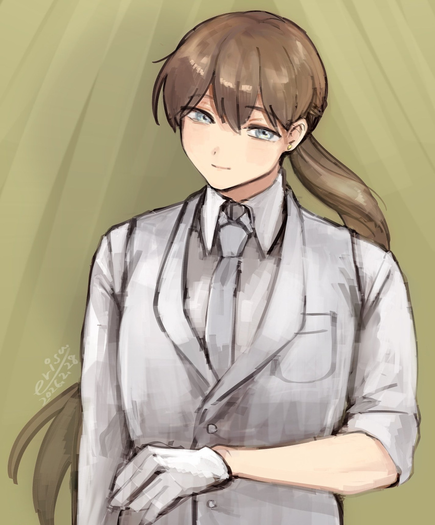 1boy, amano_mashiro, blue_eyes, breast_pocket, brown_hair, collared_shirt, commentary, formal_clothes, gloves, highres, lapels, long_hair, looking_at_viewer, low_ponytail, male_focus, necktie, oshi_no_taisetsuna_hito_ni_narikawaru, pocket, ponytail, shirt, sleeves_rolled_up, solo, totsuzen_e, untranslatable_commentary, upper_body, very_long_hair, vest, white_gloves, white_necktie, white_shirt, white_vest, yellow_background