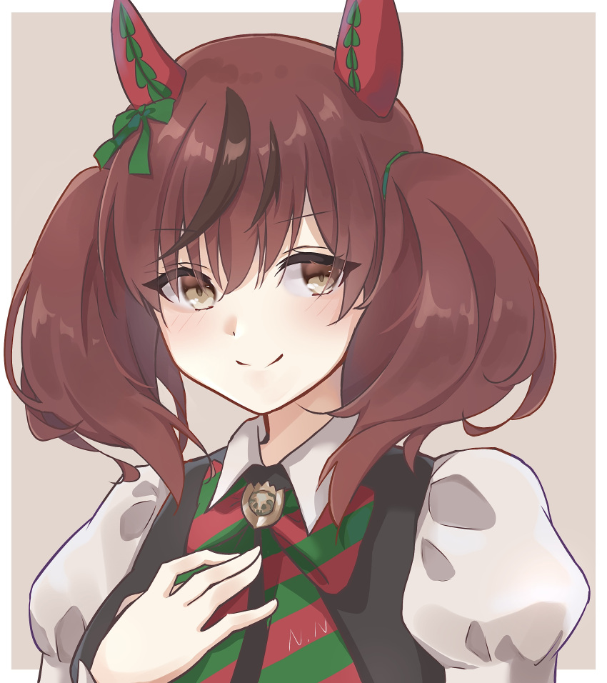1girl, absurdres, amano_kurumi, animal_ears, black_dress, blush, bow, bowtie, brown_eyes, brown_hair, closed_mouth, diagonal-striped_bow, dress, ear_bow, ear_covers, ear_ribbon, green_bow, green_bowtie, highres, horse_ears, horse_girl, juliet_sleeves, long_sleeves, looking_at_viewer, medium_hair, multicolored_hair, nice_nature_(poinsettia_ribbon)_(umamusume), nice_nature_(umamusume), puffy_sleeves, shirt, simple_background, sleeveless, sleeveless_dress, smile, solo, streaked_hair, striped_bow, striped_bowtie, striped_clothes, twintails, umamusume, upper_body