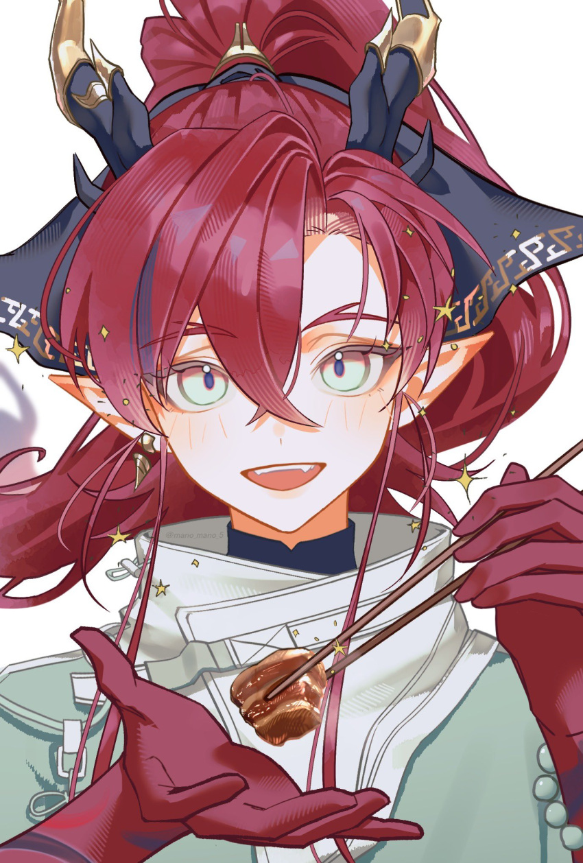 1boy, arknights, bead_bracelet, beads, bracelet, chopsticks, colored_extremities, commentary, dragon_horns, green_eyes, green_shirt, highres, holding, holding_chopsticks, horns, jewelry, long_hair, looking_at_viewer, male_focus, mano_(mano_mano_5), open_mouth, pointy_ears, ponytail, red_hair, shirt, smile, solo, sparkle, teeth, upper_teeth_only, yu_(arknights)