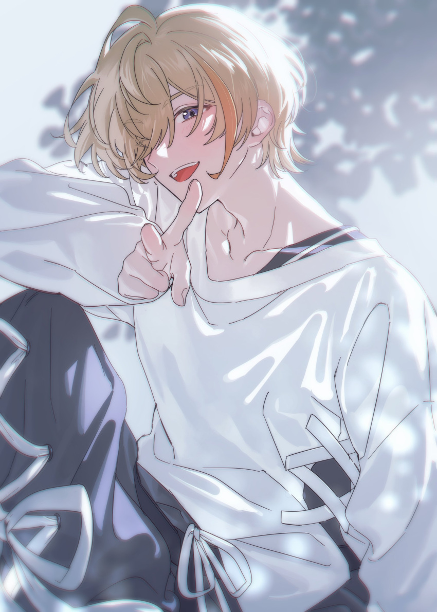 1boy, absurdres, adam's_apple, arm_on_knee, backlighting, blonde_hair, chusi_0122, collarbone, commentary, cowboy_shot, fingernails, fura_kanato, grey_pants, hair_over_one_eye, hand_up, head_tilt, highres, knee_up, light_blush, long_sleeves, looking_at_viewer, male_focus, nijisanji, one_eye_covered, pants, shadow, shirt, short_hair, simple_background, sitting, smile, solo, sunlight, teeth, untranslatable_commentary, upper_teeth_only, v, violet_eyes, white_background, white_shirt