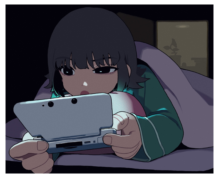 0ekaki_internet, 1girl, black_eyes, black_hair, commentary_request, dark, highres, holding, night, nira-chan_(kira_killer)_(zutomayo), phone, pillow, short_hair, solo, under_covers, upper_body, zutto_mayonaka_de_ii_no_ni