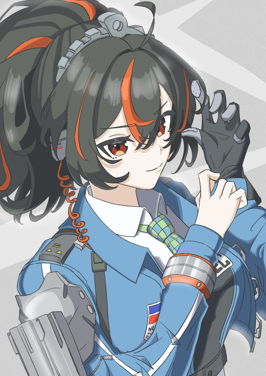 1girl, absurdres, black_gloves, black_hair, blue_jacket, breasts, commentary_request, gloves, grey_background, hair_between_eyes, hairband, hand_on_own_wrist, highres, jacket, long_hair, looking_at_viewer, metal_hairband, multicolored_hair, necktie, police, police_uniform, policewoman, ponytail, red_eyes, red_streaks, shirt, simple_background, single_glove, smile, solo, streaked_hair, tora_(kumo_sakamoto), two-tone_necktie, zenless_zone_zero, zhu_yuan