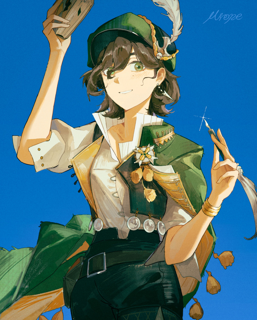 1girl, absurdres, arm_up, black_shorts, black_vest, blue_background, brown_hair, cape, commentary, green_cape, green_hat, grin, hands_up, hat, hat_feather, highres, holding, holding_notebook, holding_quill, looking_at_viewer, meromeromerope, mole, mole_under_eye, newsboy_cap, notebook, open_clothes, open_vest, quill, recoleta_(reverse:1999), reverse:1999, shirt, short_hair, shorts, smile, solo, upper_body, vest, white_shirt