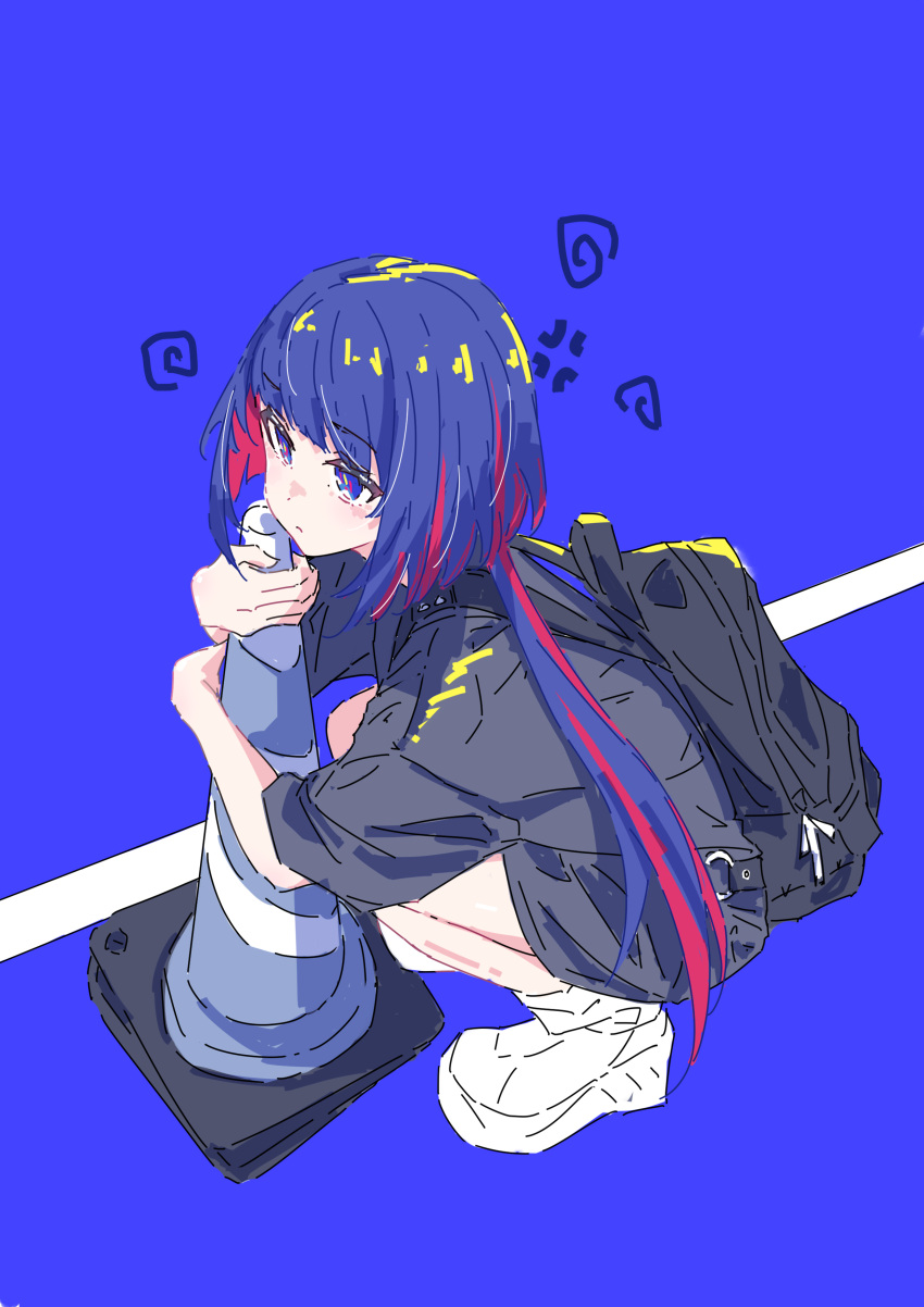 1girl, absurdres, anger_vein, backpack, bag, black_bag, black_jacket, blue_background, blue_eyes, blue_hair, blue_theme, colored_inner_hair, commentary_request, full_body, highres, jacket, kamitsubaki_studio, long_hair, mikakunin_sora, multicolored_hair, red_hair, rim_(kamitsubaki_studio), shoes, simple_background, solo, squatting, traffic_cone, two-tone_hair, virtual_youtuber, white_shoes, yellow_pupils