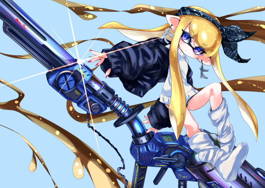 1girl, black_hairband, black_jacket, blonde_hair, blue_background, bow_hairband, commentary, e-liter_4k_(splatoon)
