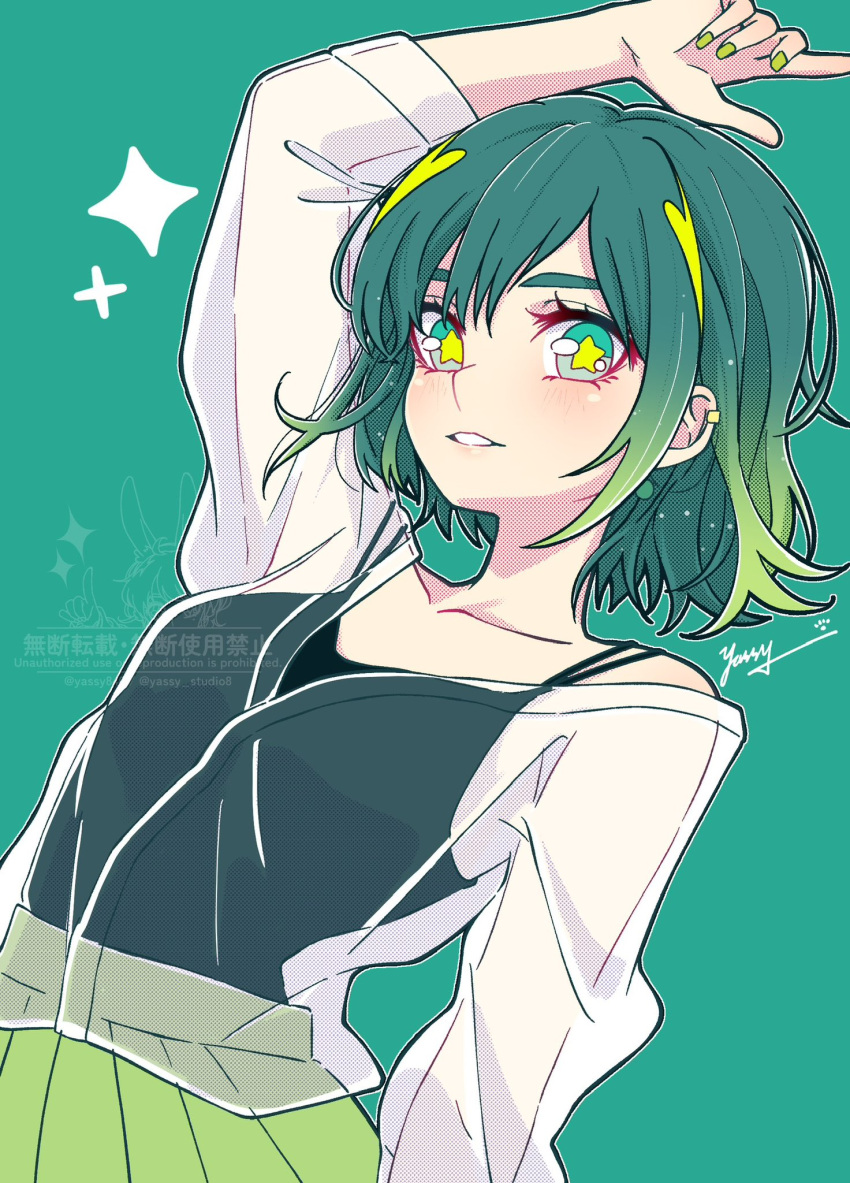 1girl, arm_up, blonde_streaks, collarbone, commentary_request, gradient_hair, green_background, green_eyes