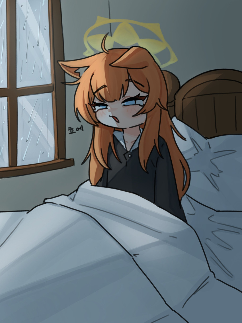 1girl, absurdres, animal_ear_fluff, animal_ears, aqua_eyes, black_shirt, blue_archive, cat_ears, commentary_request, crying, crying_with_eyes_open, halo, highres, indoors, korean_commentary, mari_(blue_archive), on_bed, open_mouth, orange_eyes, pillow, rain, shiny_goldbug, shirt, solo, tears, yellow_halo