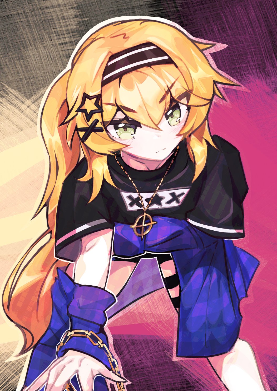 1girl, black_hairband, black_shirt, black_shorts, blonde_hair, closed_mouth, commentary, dokibird