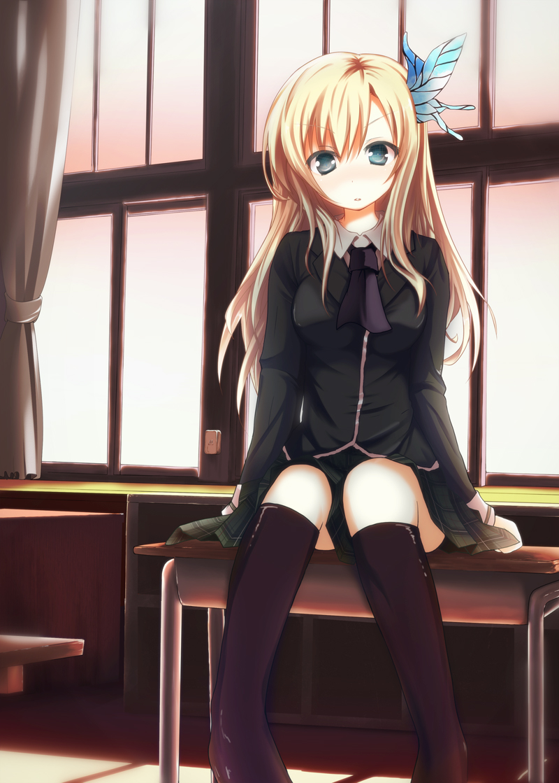 black_legwear, blonde_hair, blue_eyes, boku_wa_tomodachi_ga_sukunai, butterfly_hair_ornament, hair_ornament, kashiwazaki_sena, kneehighs