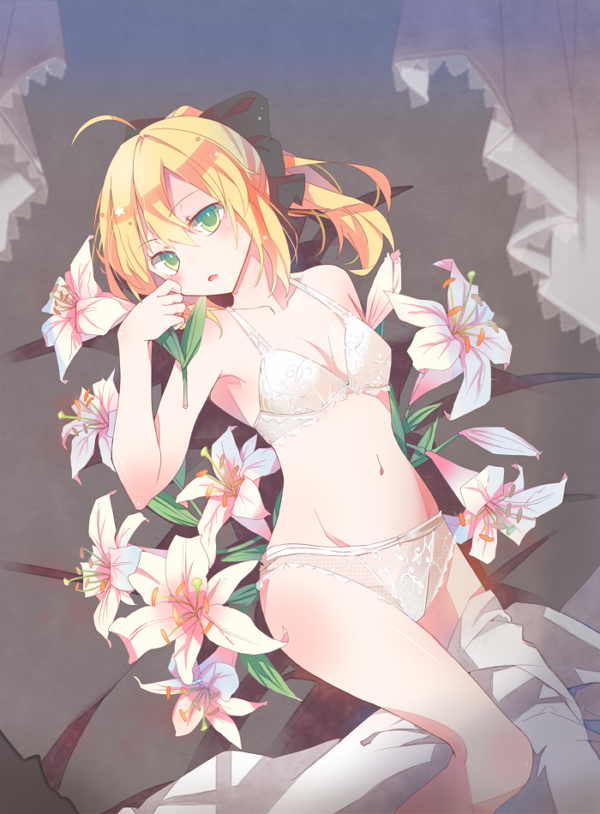 ahoge, bad_id, bikini, blonde_hair, bow, fate/stay_night, fate/unlimited_codes, fate_(series), flower, green_eyes, hair_bow, hika_(ozeluk), lily_(flower), ponytail, saber, saber_lily, solo, swimsuit