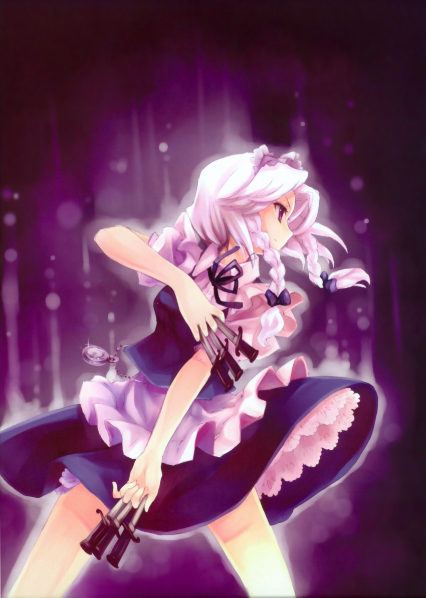 between_fingers, bow, braid, cradle_(artist), fighting_stance, hair_bow, highres, izayoi_sakuya