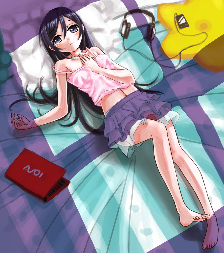 aragaki_ayase, barefoot, black_eyes, black_hair, casual, computer, digital_media_player, headphones, laptop, long_hair, long_legs, lying, navel, ore_no_imouto_ga_konna_ni_kawaii_wake_ga_nai, pillow, star, sudilos