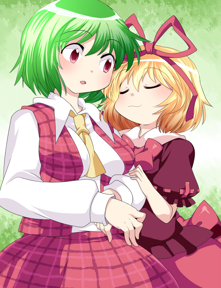 :3, aenobas, ascot, blonde_hair, blush, closed_eyes, eyes_closed, green_background, green_hair, hair_ribbon, hammer_(sunset_beach), kazami_yuuka, long_sleeves, medicine_melancholy, multiple_girls, open_mouth, puffy_sleeves, red_eyes, ribbon, short_hair, short_sleeves, touhou