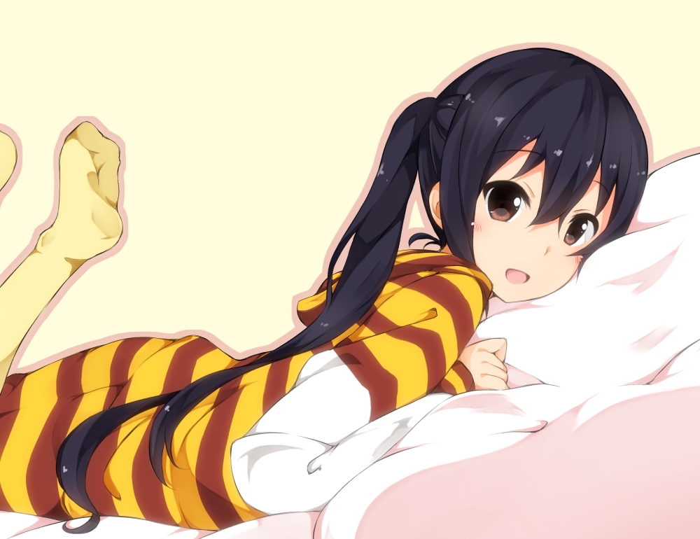 :d, black_eyes, black_hair, blush, brown_eyes, feet, hoodie, k-on!
