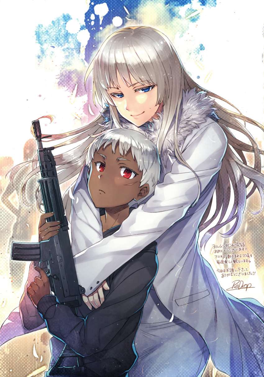 1girl, absurdres, assault_rifle, blue_eyes, coat, dark_skin, fur_trim, gun, height_difference, highres, hoodie, hug, hug_from_behind, johnathan_mar, jormungand, koko_hekmatyar, long_hair, red_eyes, redrop, rifle, short_hair, weapon, white_hair