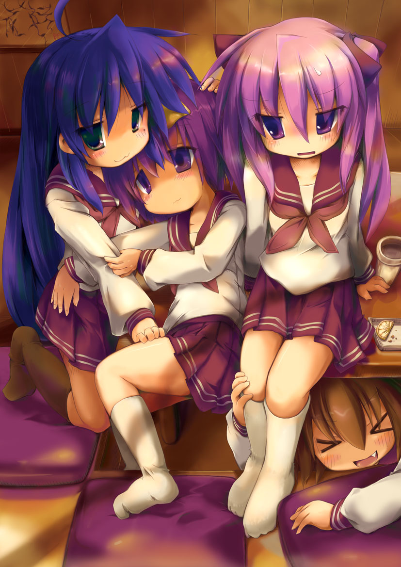>_<, :d, ahoge, blue_hair, brown_hair, fang, feet, green_eyes