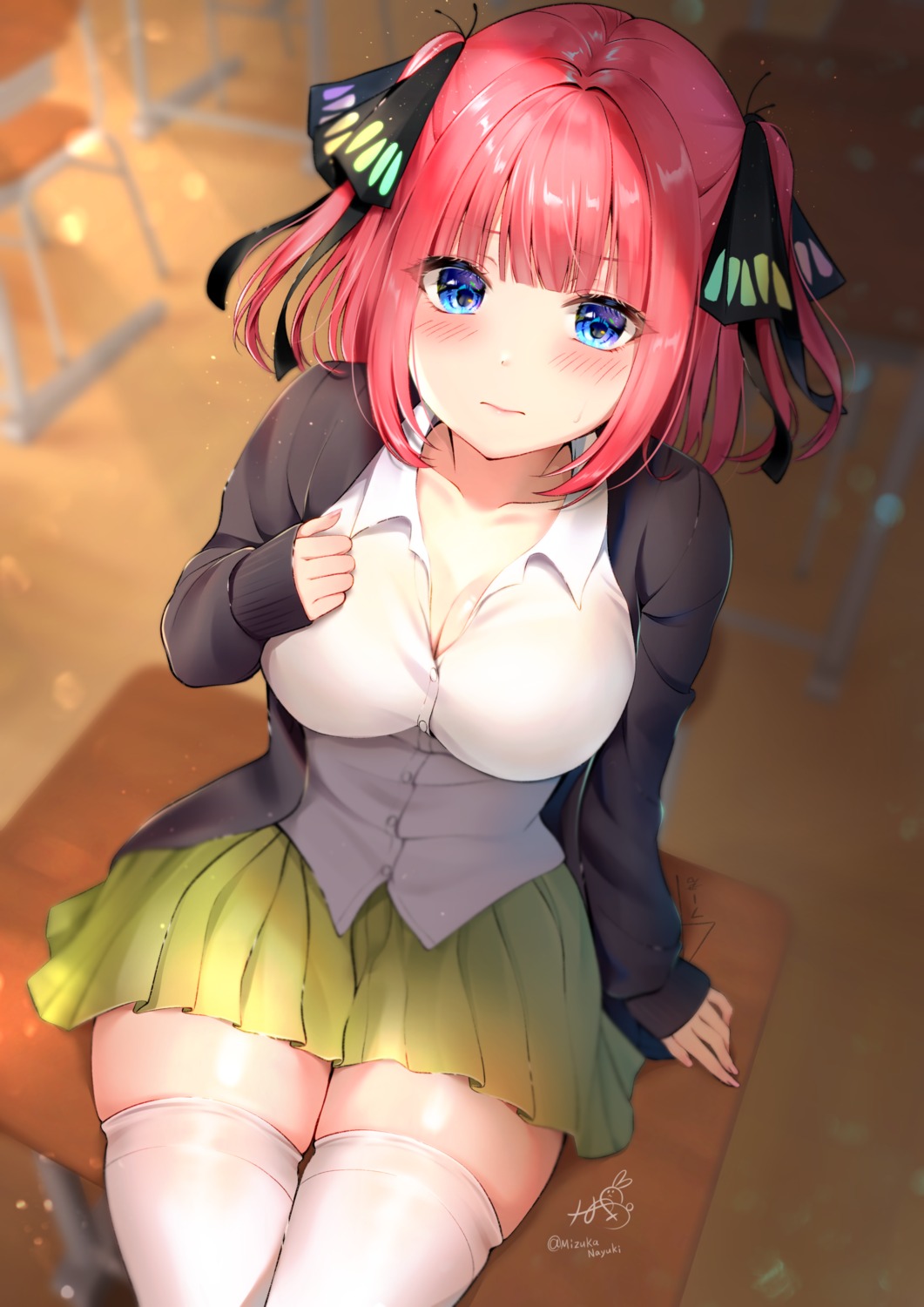 5-toubun_no_hanayome, breast_hold, cleavage, mizukanayuki, nakano_nino, seifuku, sweater, thighhighs